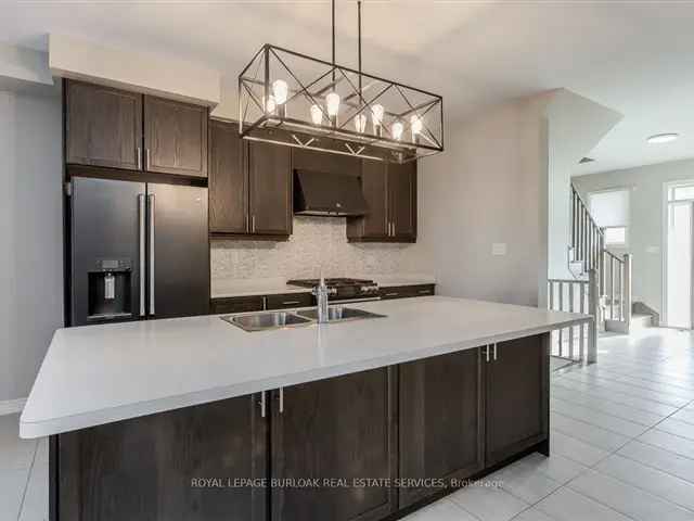 Townhouse For Sale in Hamilton, Ontario