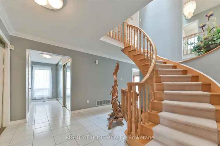 4 Bedroom House Near Finch Subway North York