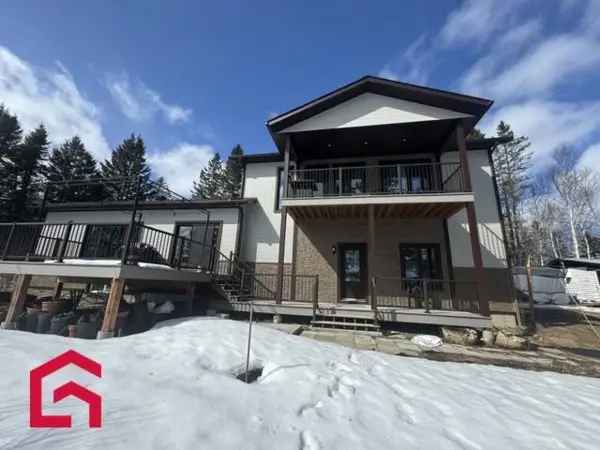 2600 sq ft Lakefront Home Renovated in 2022