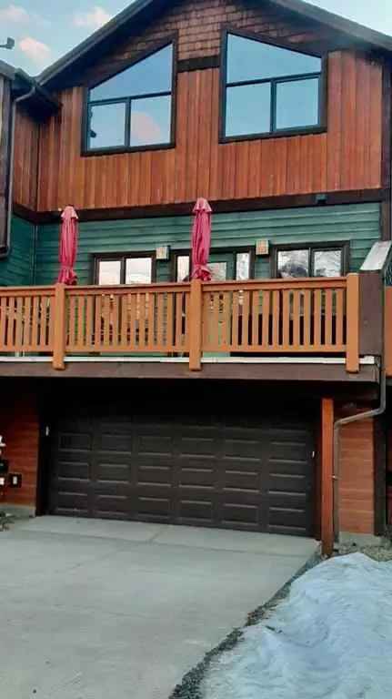 Townhouse For Rent in Calgary, Alberta