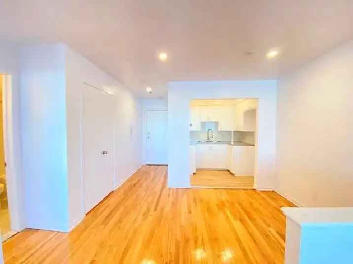 Rent Beautiful Spacious Apartment in Côte-des-Neiges with Balcony