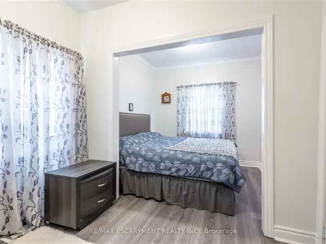 House For Sale in Brantford, Ontario