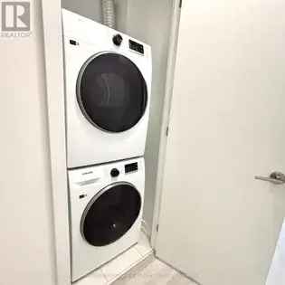 1 Bedroom + Den Condo in Downtown Toronto - 519 sq ft