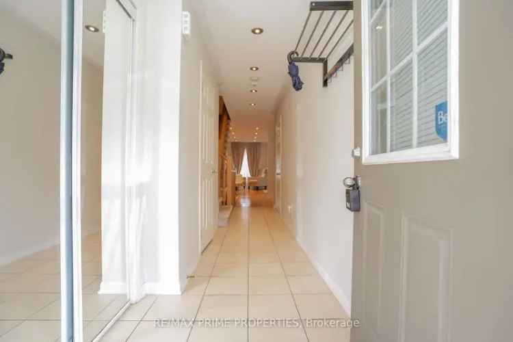 Beautiful Townhouse in Family-Friendly Neighborhood