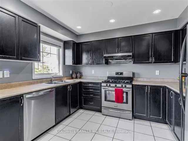 4 Bedroom Detached Home in Family Friendly Neighborhood