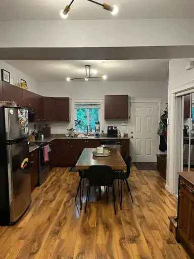 Bright Spacious Maple Ridge Basement Suite All Utilities Included