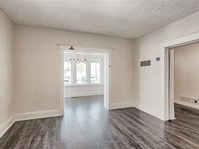 Duplex For Sale in Niagara Falls, Ontario