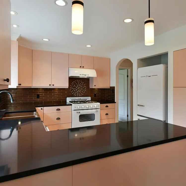 West Sechelt Rancher - 3 Bed, 1745 sq ft, Newly Renovated
