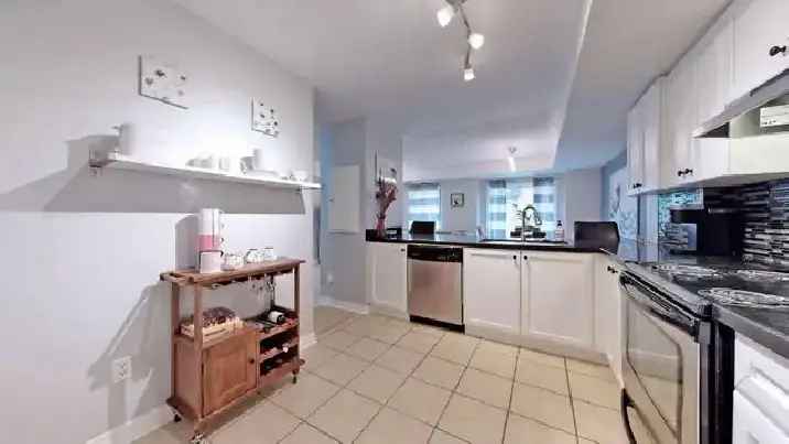 BRIGHT TWO BED 2.5 BATH TOWNHOUSE - BAYVIEW AND JOHN