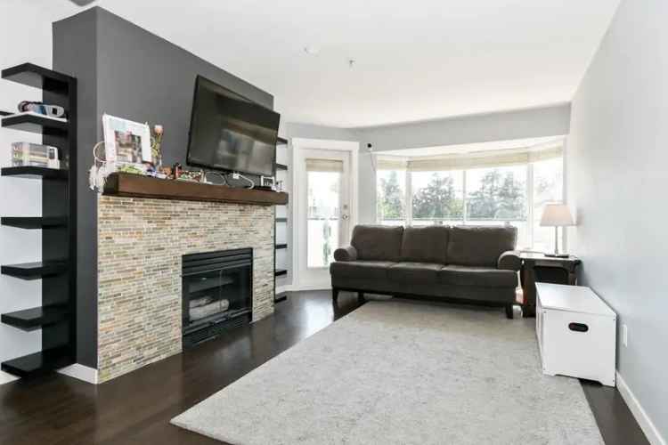South Facing Top Floor Condo 921 sq ft Tasteful Upgrades