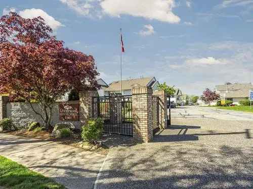 Townhouse For Sale in Murrayville 55 Community