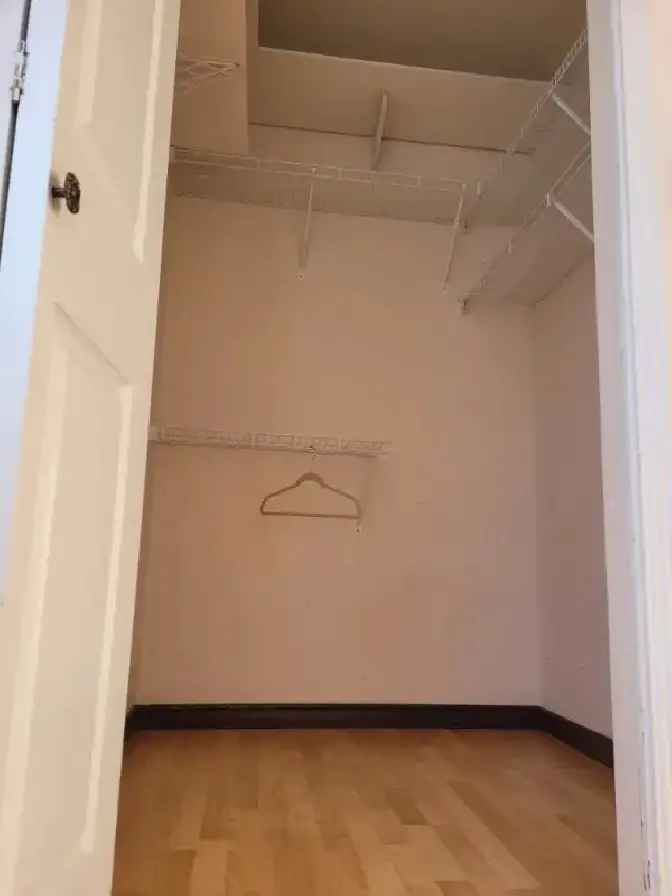 Lrg bright room for rent with private bathroom & walk-in closet