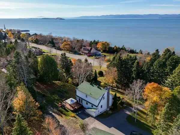 4-Bedroom House with River View Near Downtown