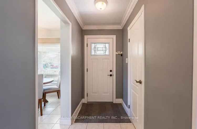 3-Bedroom Erin Mills Home  Updated Kitchen and Baths