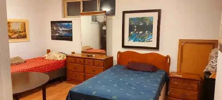 Room for 2 Girls or Place for1, Metro MONK/Parc/Frontenac