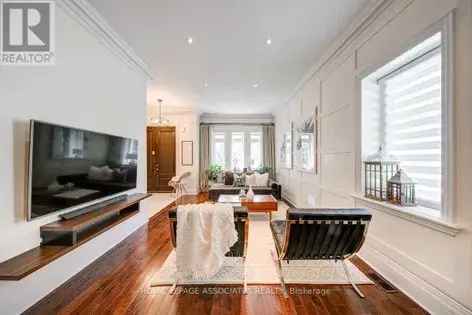 4 Bedroom 241m2 Toronto House Near Beaches and Colleges