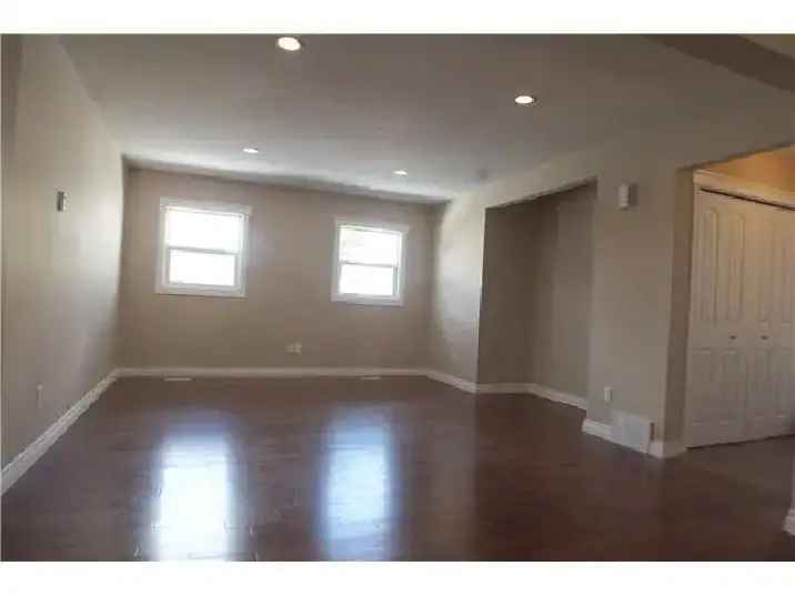 3BR Main Floor House ALL UTILITIES Included