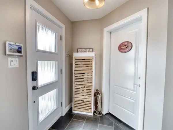 Beautiful Renovated 1.5-Storey House in Estrie