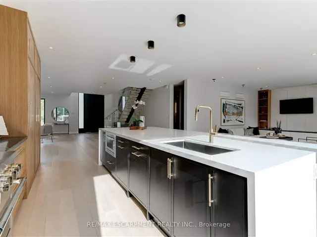 House For Sale in Burlington, Ontario