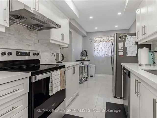 Brampton Townhouse 3 1 Bedrooms Modern Kitchen Large Backyard