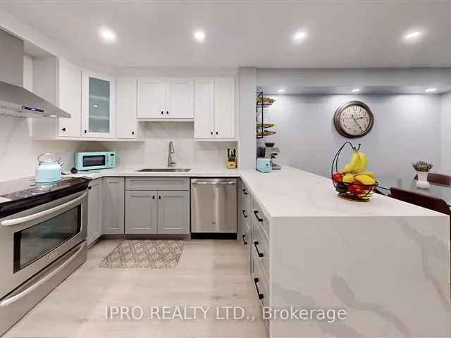 Townhouse For Sale in Aurora, Ontario