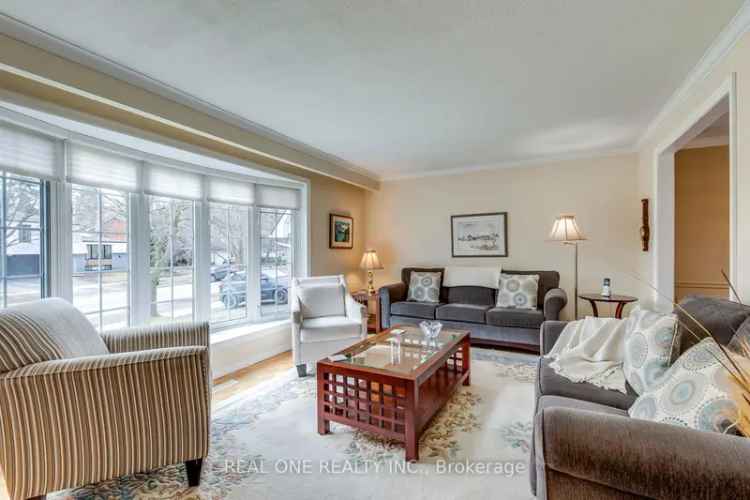 5 Bedroom Family Home in Eastlake with Private Pool