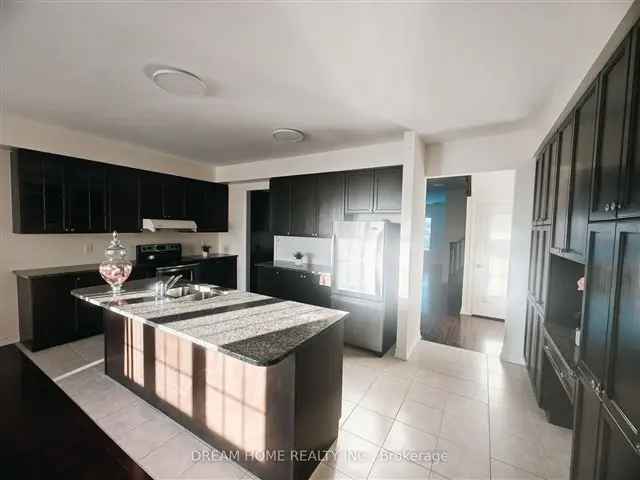 Spacious 2-Storey Townhouse in Cathedraltown