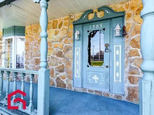 Rustic 4-Bedroom House in Saint-Jerome