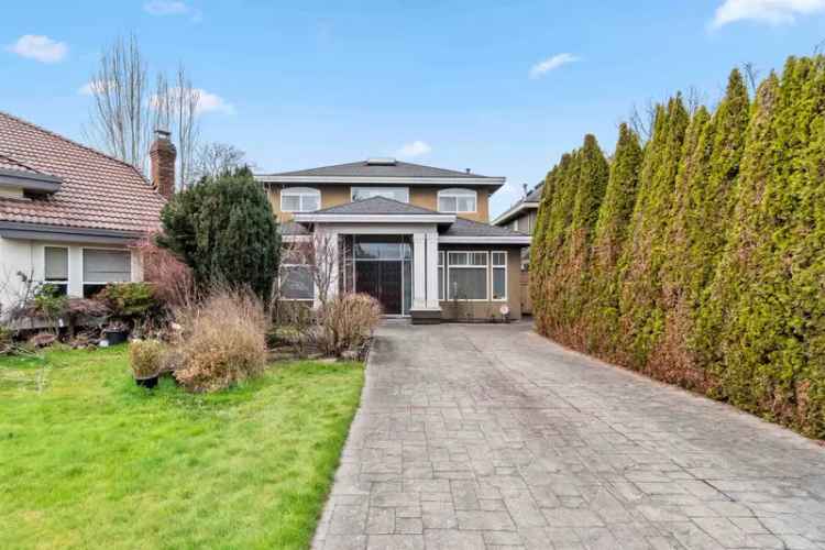 Broadmoor House for Sale: Spacious Family Home with Gourmet Kitchen