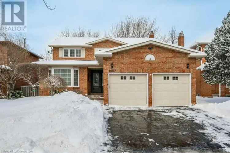 Glen Abbey Oakville Luxury Home - 2800 sq ft - Updated Gourmet Kitchen