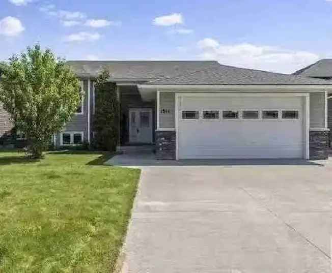 Rent 3 Bedroom Home in Cold Lake North with Modern Amenities