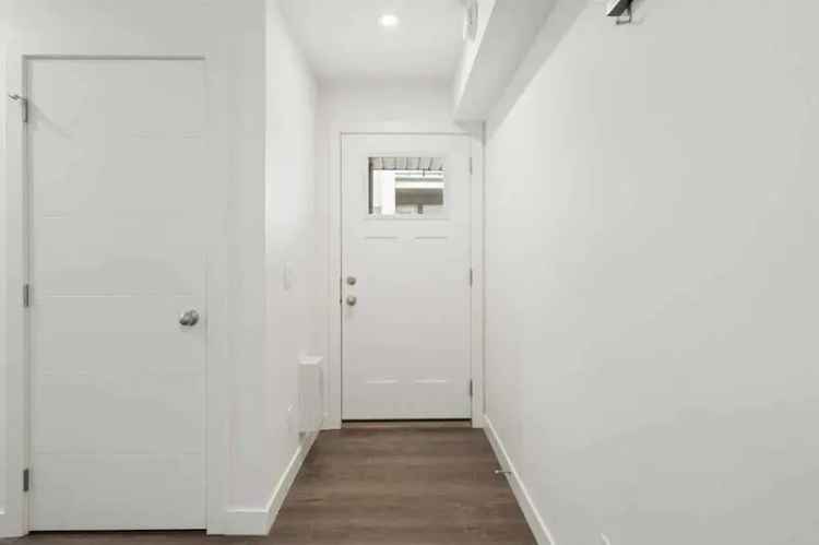 Springbank Hill Corner Unit Top Floor Condo 2 Beds Modern Upgrades