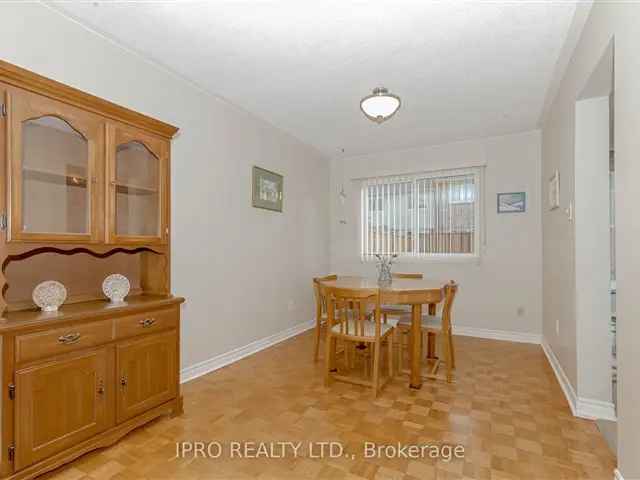 Townhouse For Sale in Burlington, Ontario