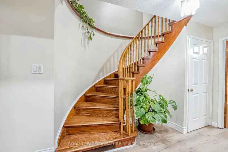 Stunning Freehold Townhouse in Heartland Town Centre Mississauga