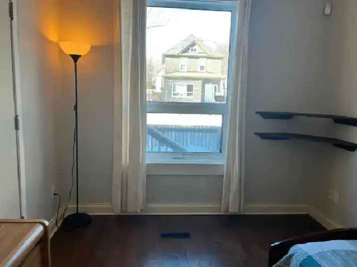 Rent Private Bedroom for Females Near University of Winnipeg with Amenities