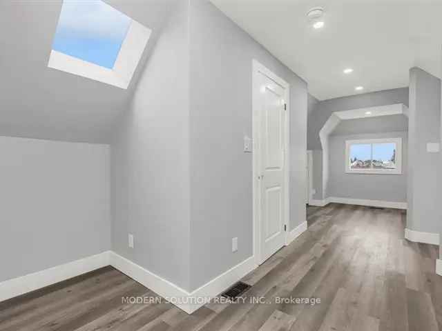 House For Sale in Hamilton, Ontario