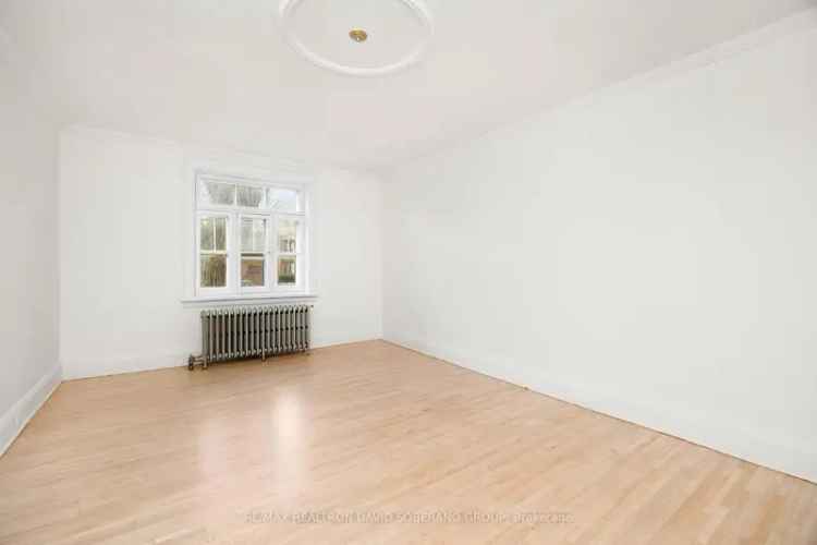 2-Storey Home in Lawrence Manor  2500+ sq ft, Two Kitchens, Pool-Sized Lot