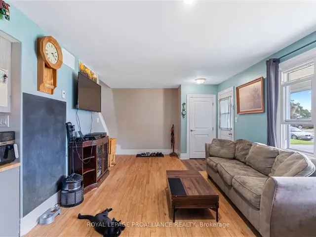 Updated 3-Bedroom Home near Picton and Base 31