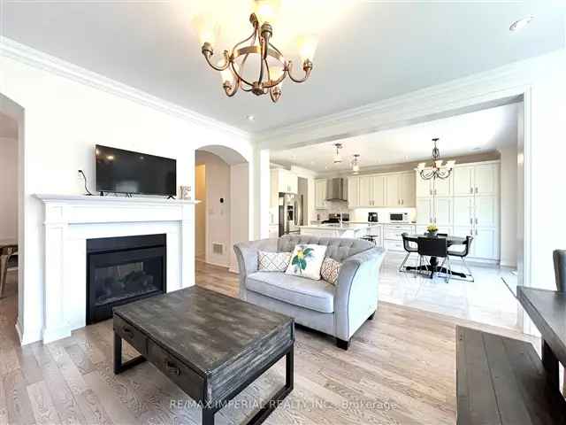 Luxury Detached Home in Oakville Family Neighborhood