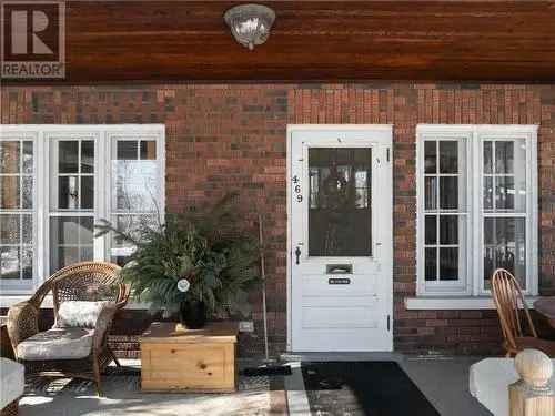 House for Sale in Sudbury Ontario with Spacious Layout and Modern Kitchen