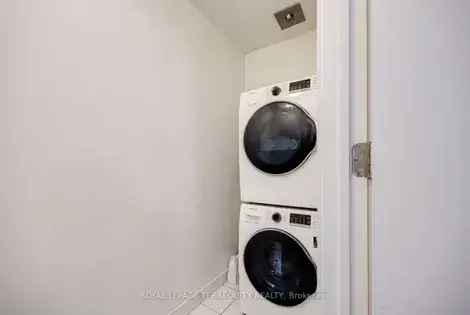 1 Room 46m² Toronto Apartment Near Subway and Highways