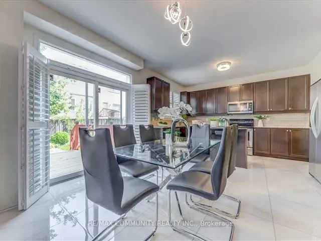 Stunning 3000 sq ft Detached House Double Garage Hardwood Floors