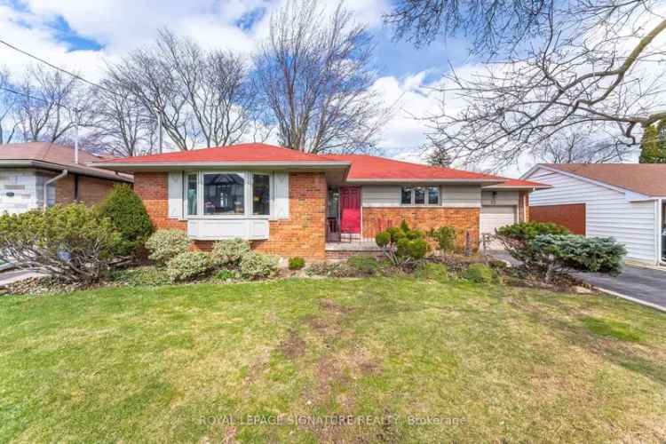 Streetsville Bungalow: Spacious Home with Charm