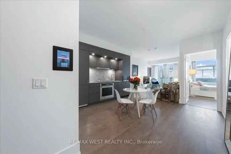 Rent luxury apartment in Toronto with 2 bedrooms and stunning amenities