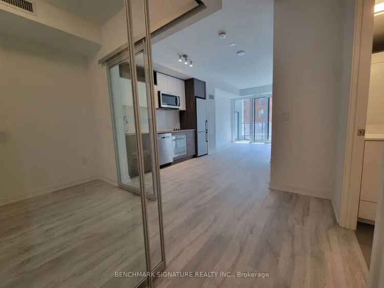 Luxury 2+1 Condo in Toronto - Modern Amenities and Prime Location