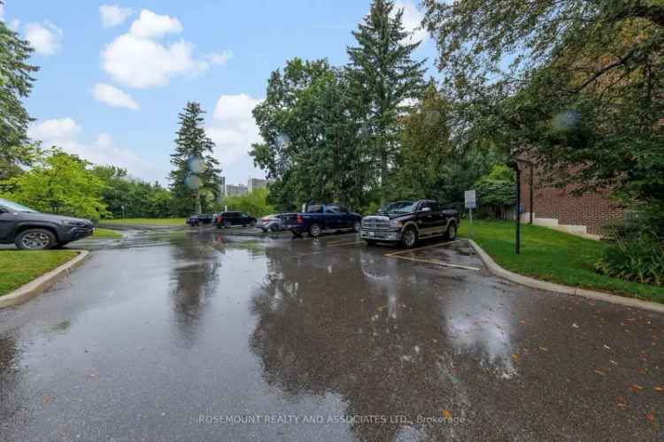 Lynde Creek 3-Bedroom Townhouse Near Highway 401