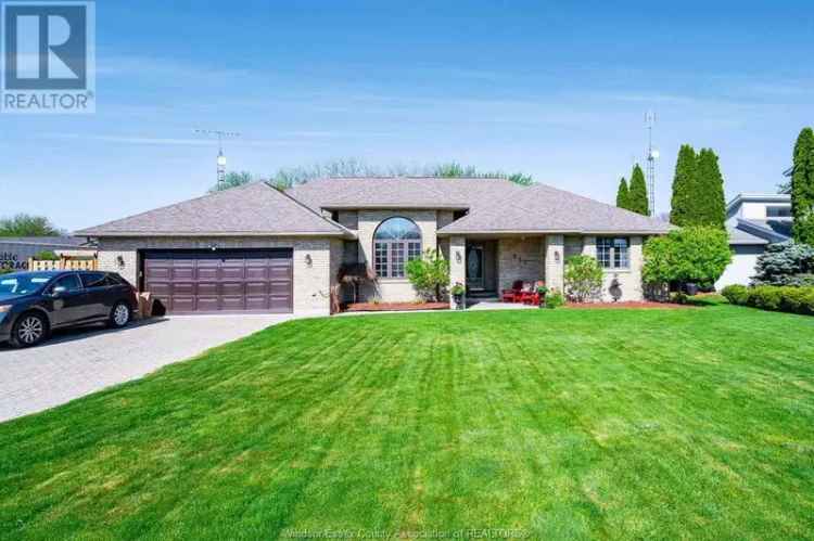 Waterfront Brick Ranch 3 Bed 2.5 Bath Heated Pool Lake St Clair