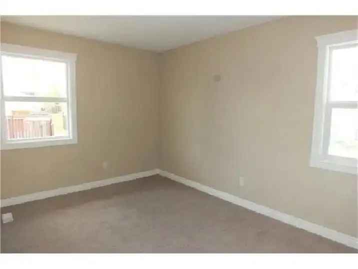 3BR Main Floor House ALL UTILITIES Included