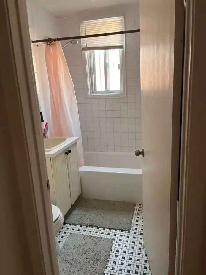 4 1/2 Room Rental Cote-des-Neiges May 1st 950