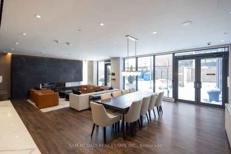 Port Credit Condo: Modern 2-Bed, 2-Bath with Premium Amenities